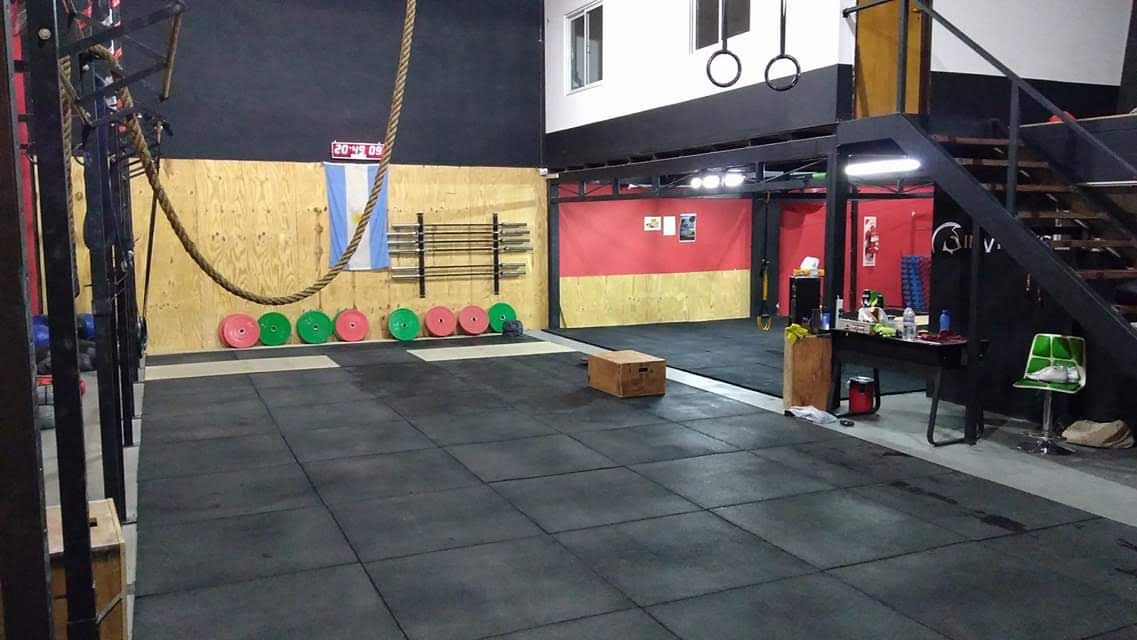 Sala de entrenamiento de Invictus Nqn, con rack de pesas, anillas y piso de goma